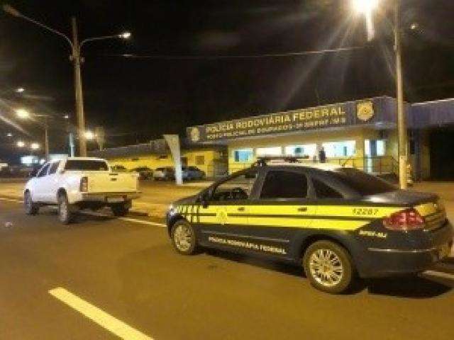 Empres&aacute;rio &eacute; sequestrado ao parar caminhonete em sem&aacute;foro