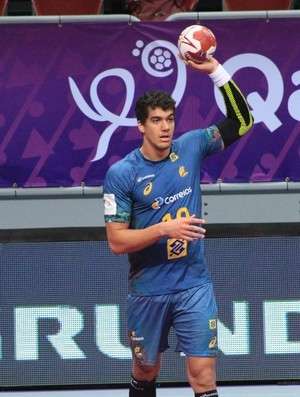 Brasil joga bem mas perde por dois gols da atual campe&atilde; mundial de handebol