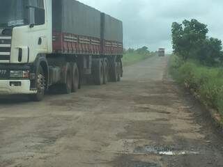 O fluxo intenso de caminhões tem sido a principal reclamação dos moradores da região para o desgaste do asfalto. (Foto: Direto das Ruas)