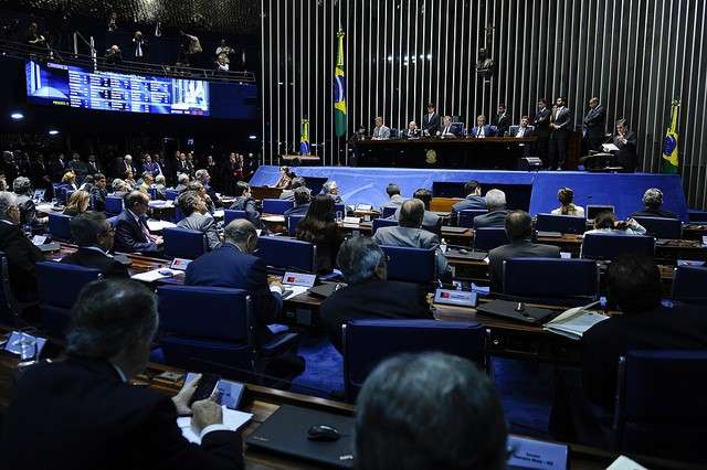 Sess&atilde;o que debate pris&atilde;o de Delc&iacute;dio &eacute; marcada por vis&iacute;vel desconforto