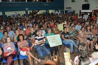 Professores participam de reunião que manteve greve (Foto: Marcelo Calazans)