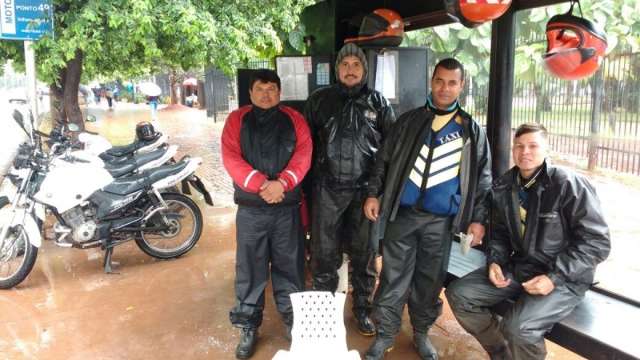 Temendo perder clientes para Uber, mototaxistas lan&ccedil;am aplicativo pr&oacute;prio