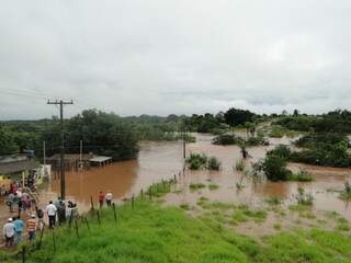 Chuva impede acesso em bairro de Ribas do Rio Pardo.