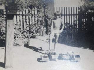 Luiz ainda criança em frente aos primeiros carrinhos de madeira que fez (Foto: Paulo Francis)