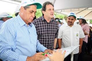 Governador André Puccinelli, ao lado do senador Moka, assina decreto que institui o projeto Assentamento Produtivo (Foto: Rodrigo Pazinato)  
