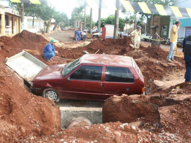  Ve&iacute;culo cai em buraco aberto por obra em avenida de Dourados 