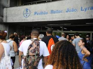 Estudantes na porta de universidade (Foto: Agência Brasil)