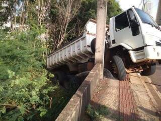 Caminhão que por pouco não caiu em ribanceira na avenida Ceará (Foto: Danielle Valentim)