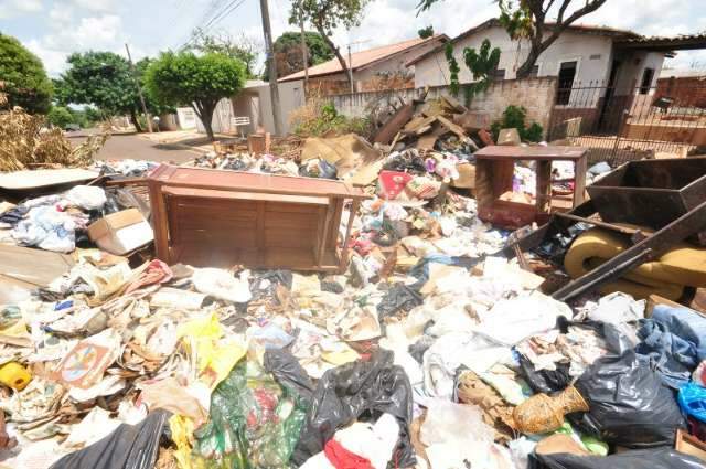 Mesmo depois de retirar lixo da rua, ratos incomodam moradores