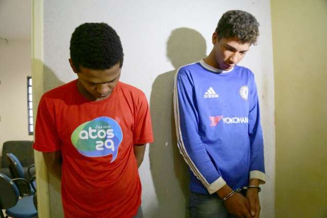 Jovens s&atilde;o presos Filinto M&uuml;ller com fac&atilde;o e celular roubado 