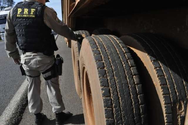 Opera&ccedil;&atilde;o da PRF para tirar carros velhos de circula&ccedil;&atilde;o prende 3 pessoas 