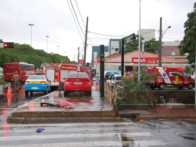Condutor fura sinal ao fazer convers&atilde;o proibida e acerta carro na Afonso Pena