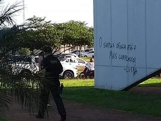 Policial do Gaeco deixa sede da Secretaria de Educação de Dourados (Foto: Adilson Domingos)