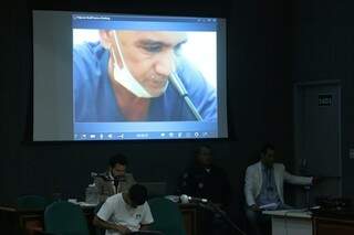 &quot;Nando&quot; em vídeo conferência no tribunal (Foto: Henrique Kawaminami)