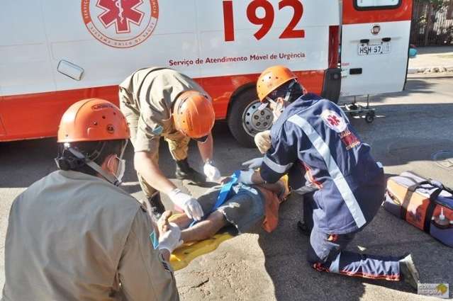 Homem embriagado fica em estado grave ao ser atropelado em avenida