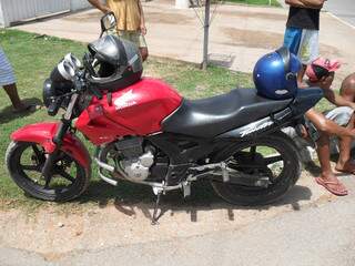 Motocicleta Honda Twister foi recuperada horas depois do furto. (Foto: Divulgação).