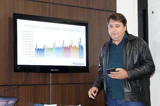 &ldquo;No vermelho&rdquo;, prefeitura diz que s&oacute; pode atender professores em outubro