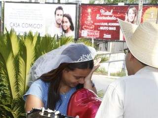 Vanessa em lágrimas, noiva viajou de Rezende até aqui para ficar noiva. (Foto: Gerson Walber)