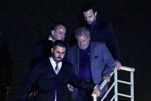 Juiz retira benef&iacute;cios do ex-presidente Lula, preso em Curitiba