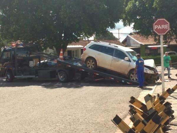 Carro que bateu em muro da PF &eacute; de empres&aacute;rio e levava 5,8 kg de coca&iacute;na