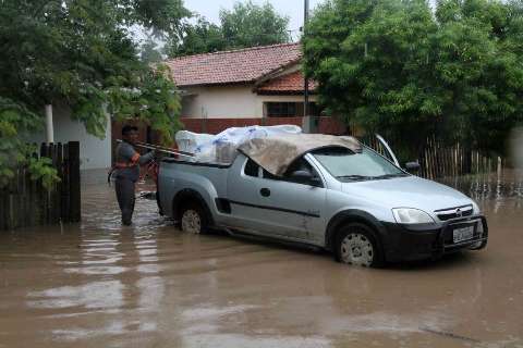 Três dias de chuva deixa estragos e pelo menos 60 casas inundadas 