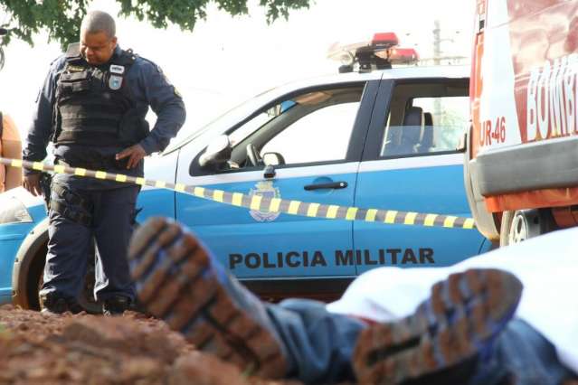 Pol&iacute;cia cr&ecirc; em homic&iacute;dio ou latroc&iacute;nio no caso de rapaz encontrado morto