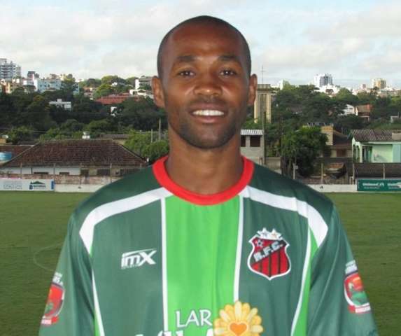 &Aacute;guia Negra se refor&ccedil;a com jogador que defendeu sele&ccedil;&atilde;o do Togo