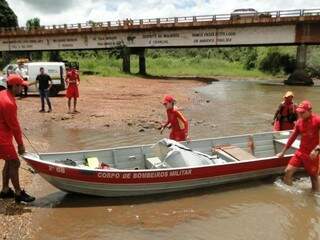 Bombeiros encontraram corpo boiando próximo de ponte onde foi visto pela última vez (Foto: Olimar Gamarra)