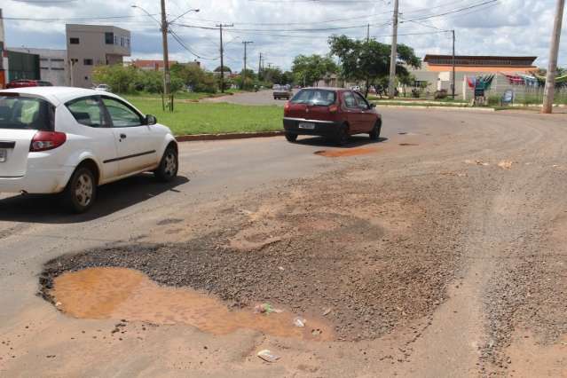 Buracos ressurgem um m&ecirc;s ap&oacute;s serem tapados e indignam moradores