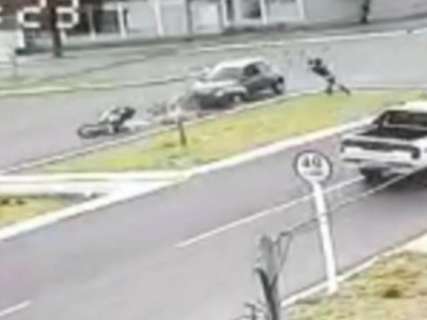 Motociclista gira no ar após colisão em rotatória do Carandá