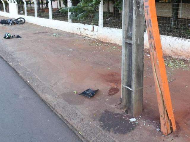 Motociclista &eacute; socorrido em estado grave ao bater em ponto de &ocirc;nibus