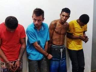Os quatro acusados de matarem homem em Itaporã foram presos hoje em Dourados (Foto: Adilson Domingos)