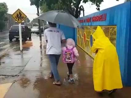 Nas escolas, guarda-chuva foi item obrigatório para mães e filhos nesta manhã
