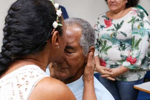 Em hospital, &Eacute;rico chora ao casar com grande amor ap&oacute;s 52 anos de espera