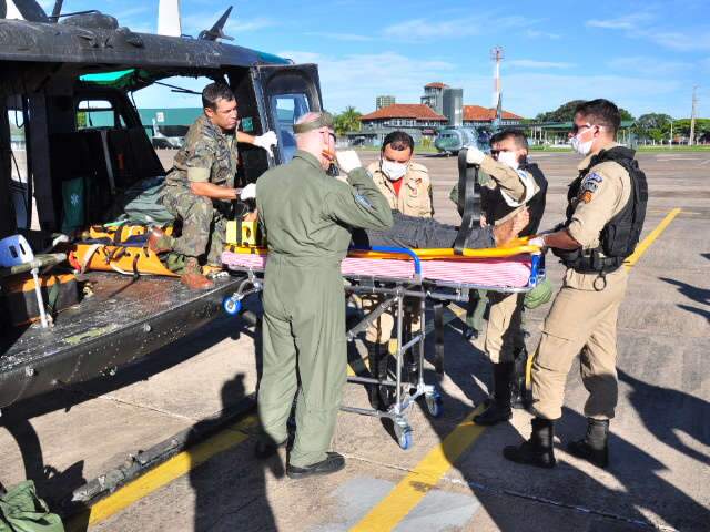  Mulher &eacute; resgatada com helic&oacute;ptero de &aacute;rea isolada pela chuva em Rio Negro