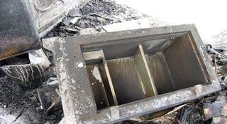 Cofre arrombado em frigorífico foi abandonado em veículo queimado pelos criminosos (Foto: Germino Roz/ Nova News)