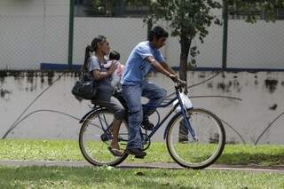 Muitos campo-grandenses utilizam as bicicletas como principal transporte (Foto: Cléber Gellio)