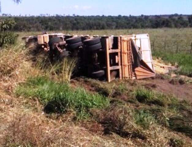 Carreta tomba na BR-163, mas motorista escapa ileso