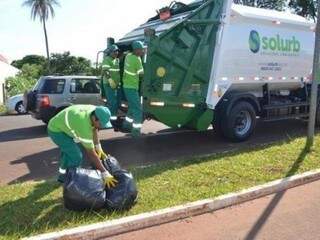 Coletor de lixo da concessionária Solurb, em Campo Grande (Arquivo/Campo Grande News)