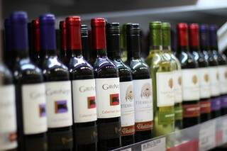 Bebidas como vinho, são mais procuradas no inverno. Neste ano estão 23% mais caros. (Foto: Fernando Antunes)