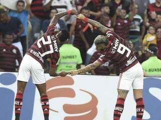Bruno Henrique comemora primeiro gol do Flamengo ao lado de Gabigol (Foto: André Durão)