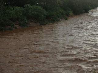 Nível do Rio Anhanduí ainda bastante alto, já por volta das 18h30 (Foto: Alcides Neto)