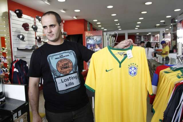 Na ressaca da Copa, nem desconto de 60% &quot;vende&quot; camiseta da sele&ccedil;&atilde;o