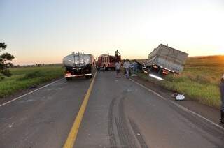 Caminhão ainda freou na pista para evitar acidente. (Foto: Márcio Rogério/Nova News)