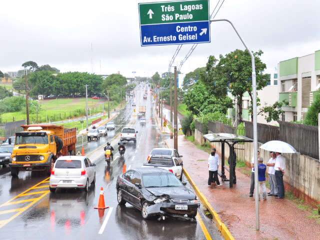  Ultrapassagem em plena Rua Cear&aacute; causa acidente com quatro ve&iacute;culos