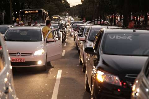 Protesto contra regulamentação do Uber congestiona trânsito em horário de pico