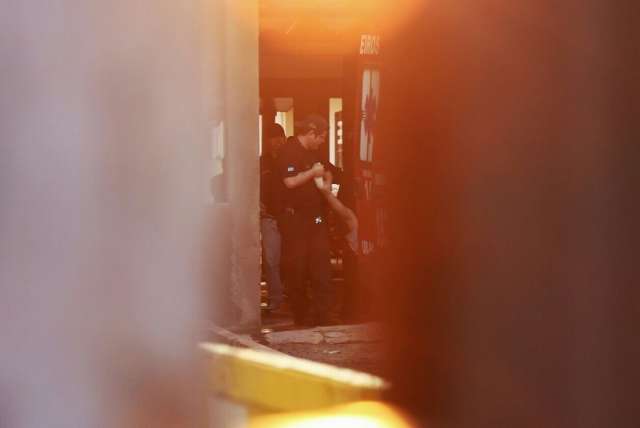 Man&iacute;aco da Cruz surta em pres&iacute;dio e &eacute; socorrido pelo Corpo de Bombeiros