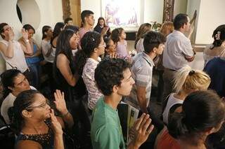 Jovens se aglomeram durante missa para conseguir uma caneta abençoada (Foto: Gerson Walber)