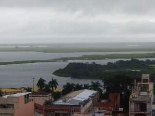 Tempo nublado por Corumbá, segunda cidade onde mais choveu no Estado, nesta sexta-feira. (Foto: Weber Reis/FolhaMS) 