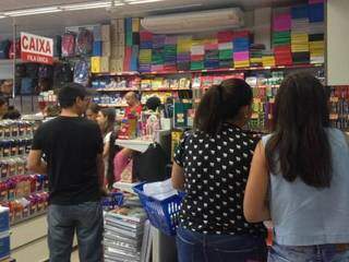 Consumidores pesquisam preços antes de comprar (Foto: Elci Holsback)